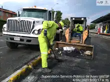 Con escobas, palas y maquinaria, Cali recupera la movilidad en la Carrera 1ª