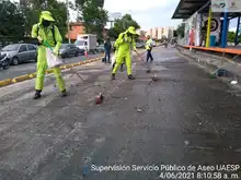 Con escobas, palas y maquinaria, Cali recupera la movilidad en la Carrera 1ª