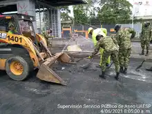 Con escobas, palas y maquinaria, Cali recupera la movilidad en la Carrera 1ª