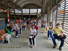 Caleños responden masivamente a la vacunación contra covid-19, en el coliseo María Isabel Urrutia