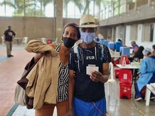 Caleños responden masivamente a la vacunación contra covid-19, en el coliseo María Isabel Urrutia