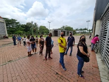 Caleños responden masivamente a la vacunación contra covid-19, en el coliseo María Isabel Urrutia