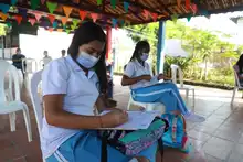 Más de 300 estudiantes de la comuna 8 regresaron a las aulas de clase