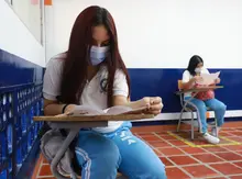 Más de 300 estudiantes de la comuna 8 regresaron a las aulas de clase