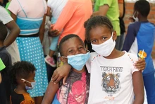 Niñas y niños de la comuna 15 recibieron donaciones y compartieron una tarde llena de alegría
