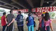 Mesa de Dialogo con voceros de barras del américa que llevan a cabo intervención de pintura en el puente de la calle 26 con autopista.