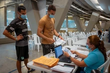 Guillermo De Amores, arquero titular del Deportivo Cali, recibió el miércoles (07.07.2021) la segunda dosis de la vacuna Pfizer contra el covid-19, en el megacentro del estadio olímpico Pascual Guerrero.