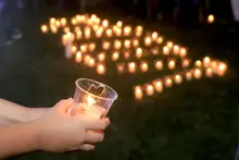 Acompañada del encanto de los violines y en un espacio de reflexión sobre los hechos ocurridos durante el Paro Nacional, Cali encendió el ‘Lucernario por la Vida’