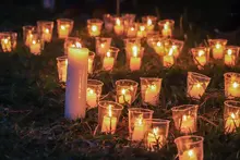 Acompañada del encanto de los violines y en un espacio de reflexión sobre los hechos ocurridos durante el Paro Nacional, Cali encendió el ‘Lucernario por la Vida’