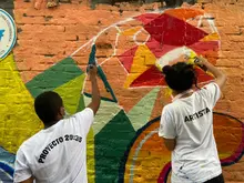 Jóvenes de la comuna 18 pintaron un regalo para Cali