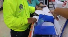 En operativo policial se intervienen establecimientos comercializadores de celulares robados