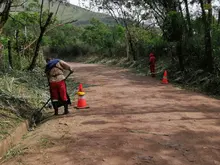 Con rocería, barrido de maleza y limpieza de cunetas también se impacta la zona rural