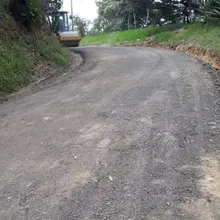 Con rocería, barrido de maleza y limpieza de cunetas también se impacta la zona rural