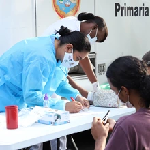 Redes de Salud Pública apoyan evento masivo con vacunación y toma de pruebas covid-19