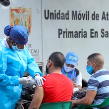 Redes de Salud Pública apoyan evento masivo con vacunación y toma de pruebas covid-19