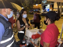 De día y de noche, Alcaldía de Cali busca a vendedores informales para ser registrados
