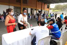 Con masiva participación, Alcaldía acercó su oferta institucional en Feria de Servicios de la comuna 21