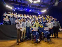 La gobernadora Clara Luz Roldán, quien estuvo en el evento, felicitó a los jóvenes por haber logrado esta certificación. 
