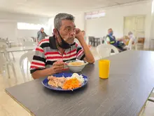 A 250 personas beneficia un comedor en el barrio República de Israel