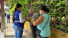 Los informadores de la Unidad de Servicios educan a la ciudadanía sobre el manejo de residuos