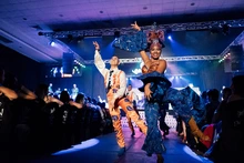 ¡Turistas conocerán a Cali con un recorrido lleno de salsa y baile multicolor!