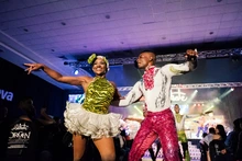 ¡Turistas conocerán a Cali con un recorrido lleno de salsa y baile multicolor!