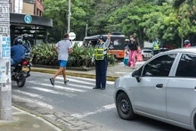 Agentes de tránsito regulando 