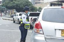 Agentes de tránsito regulando en vía 