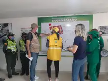 Comerciantes del área de renovación urbana se capacitan en el manejo de residuos. 