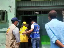Comerciantes del área de renovación urbana se capacitan en el manejo de residuos. 