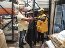 Comerciantes del área de renovación urbana se capacitan en el manejo de residuos. 
