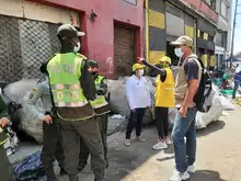 Comerciantes del área de renovación urbana se capacitan en el manejo de residuos. 