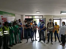 Comerciantes del área de renovación urbana se capacitan en el manejo de residuos. 