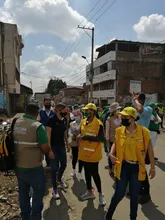 Comerciantes del área de renovación urbana se capacitan en el manejo de residuos. 