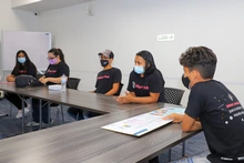 Estudiantes caleños desarrollan soluciones innovadoras para transformar sus entornos escolares