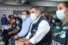 Alcalde condecora a jugadoras del Deportivo Cali