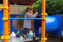 Brochas, pintura y manos a la obra en la sede educativa República de Brasil en Alto Menga