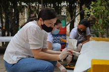 Brochas, pintura y manos a la obra en la sede educativa República de Brasil en Alto Menga