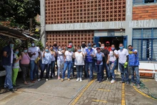 Brochas, pintura y manos a la obra en la sede educativa República de Brasil en Alto Menga
