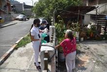 Vacunación a domicilio llegó hasta la comuna 1