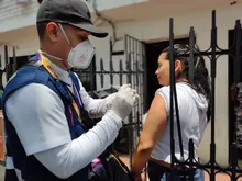 ‘Chiva de vacunación’, nueva estrategia para inmunizar a caleños y caleñas contra el covid-19