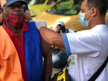 ‘Chiva de vacunación’, nueva estrategia para inmunizar a caleños y caleñas contra el covid-19
