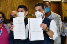 Alcalde firma el acuerdo que reconoce honorarios a los Ediles
