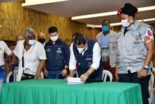 Alcalde firma el acuerdo que reconoce honorarios a los Ediles