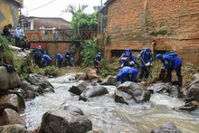 Labores de limpieza a quebradas de la comuna 20 
