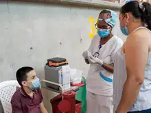 Vacunación anticovid para niños se reforzará en colegios