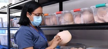 Pacientes de la Clínica de Mama pueden acceder a prótesis y pelucas en tratamiento contra el cáncer de seno