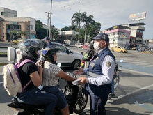 Campaña Con el casco no me casco, de Movilidad Distrital, sigue activa en cruces semafóricos de Cali 