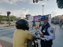 Campaña Con el casco no me casco, de Movilidad Distrital, sigue activa en cruces semafóricos de Cali 