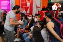 Santiago y Alejandro, dos jóvenes que celebran la apuesta de la Alcaldía por la educación 